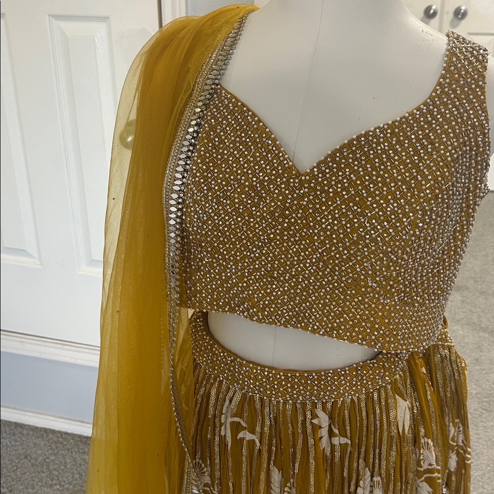 Lehenga charnyia choli yellow indian wedding wear gold. Net Duppatta
Pearls S. L - Picture 3 of 17